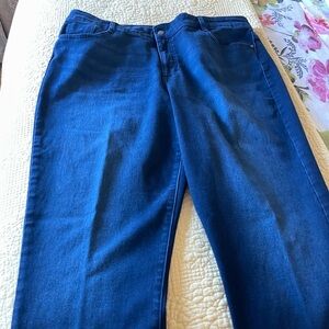Bandolino Amy straight jeans size 18. New just washed. Plz see pictures.